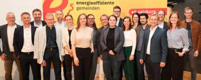 Landesrat Maximilian Aigner mit Vertreterinnen und Vertretern von Siegergemeinden.