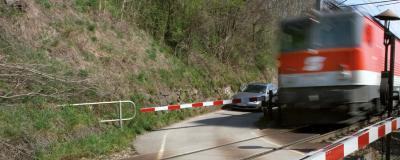 Zug fährt mit hoher Geschwindigkeit