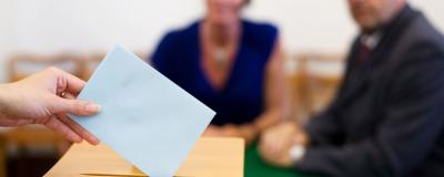 Kuvert mit Wahlstimme wird eingeworfen