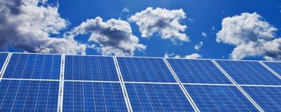 Photovoltaikanlage in Niederösterreich bei wolkigem Himmel