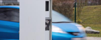 Radargerät mit blauem Auto