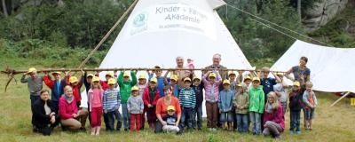 Kinder auf einem Gruppenfoto im Freien