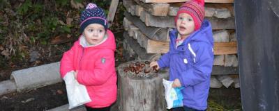 Zwei Kinder bei einem Holzpflock