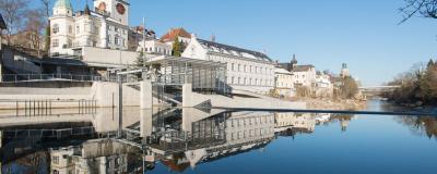 Gebäudefront neben Fluss in Ybbs