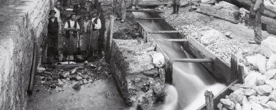 Altes Foto von Bachverbauung