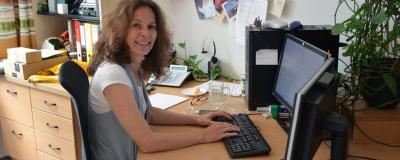 Gemeindemitarbeiterin am Computer im Büro