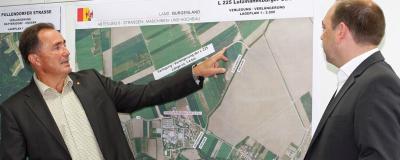 Bieler und Heckenast vor einer Landkarte für die Baupläne
