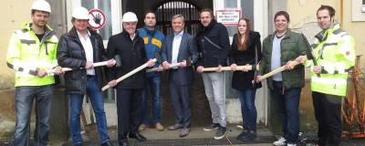Bauarbeiter und Kommunalpolitiker vor Rathaus Oberwart