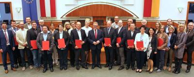 Vereinsvorstände und Politiker auf einem Gruppenbild