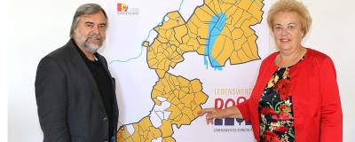 Dunst und Wallner vor einer Landkarte