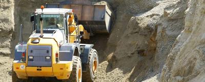 Bagger arbeitet in Steinbruch