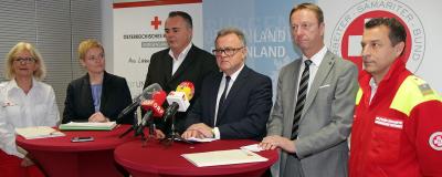 Politiker und Angehörigen des Roten Kreuzes