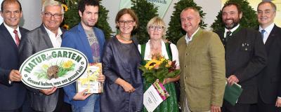 Alfred Riedl und andere freuen sich über Preis