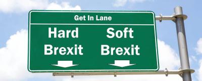 Ausfahrtschild zu Soft oder Hard Brexit