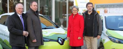 Vier Kommunalpolitiker vor Renault Zoe
