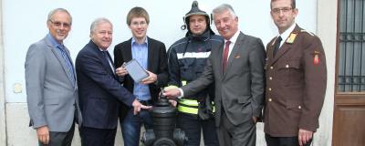 Kommunalpolitiker und Feuerwehrmänner