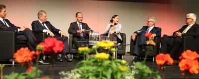 Politiker auf einem Gemeindetag-Panel