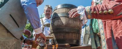 Ein Bierfass beim Anstich durch Kommunalpolitiker