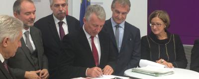 Mödlhammer unterschreibt Dokument