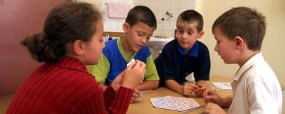 Junge Schüler sitzen zusammen