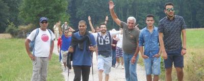 Helfer auf einer Wanderung