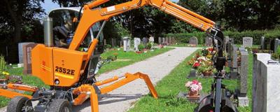 Bagger auf dem Friedhof