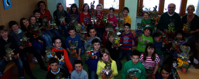 Eine Gruppe Kinder lacht in die Kamera