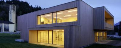Außenansicht von modernem Kindergarten