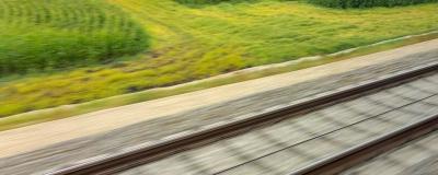Eisenbahnschienen bei großer Geschwindigkeit fotografiert