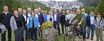 Kaiser stellt mit Gruppe Menschen den Geopark Karawanken vor