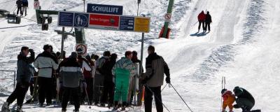 Skifahrer warten vor Bügellift
