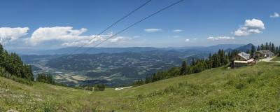 Blick von Alm mit Seilbahnkabeln