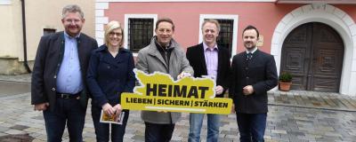 Gruppenfoto mit "Heimat"-Aufsteller