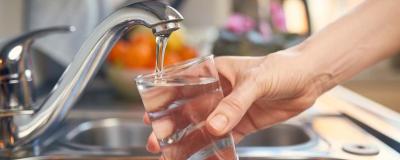 Glas Wasser wird eingeschenkt