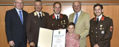 Pröll und Feuerwehrleute mit Urkunde