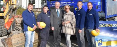 Mikl Leitner und andere Personen auf einer Baustelle