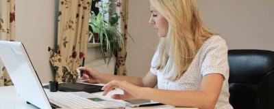 Frau sitzt im Home Office am Laptop