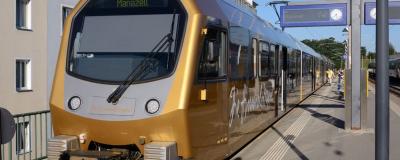 Goldener Zug neben einem Bahnsteig