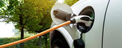 Auto an einer E-Tankstelle