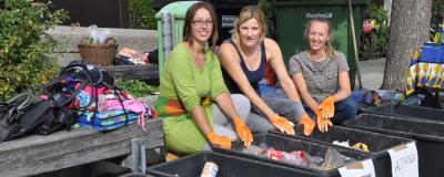 Frauen beim Sortieren von Müll
