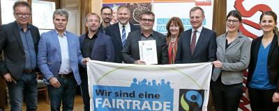 Gemeindevertreter mit Fairtrade-Schild