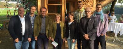 Mehrere Personen auf Freiluftfest