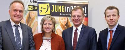 Politiker vor Jung-Plakat