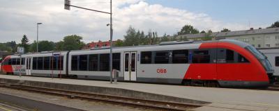 Zug der ÖBB an einem Bahnsteig