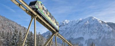 Hochbahn vor Bergkulisse