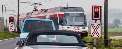 Autos warten vor Bahnübergang