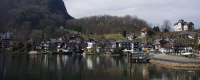 Gebäude und See in Traunkirchen