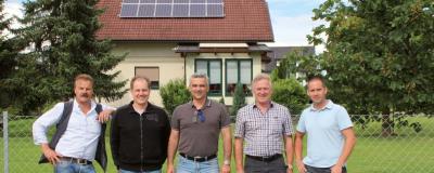 PV stehen vor Dach mit PV Anlage