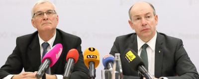Politiker bei Pressekonferenz