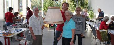 Ältere Menschen neben antiker Stehlampe